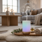 Diffuseur LED sur plateau en bois dans un salon scandinave cosy
