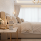 Diffuseur LED sur table de nuit en marbre dans une chambre luxueuse