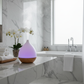 Diffuseur LED lumière violette dans une salle de bain style spa